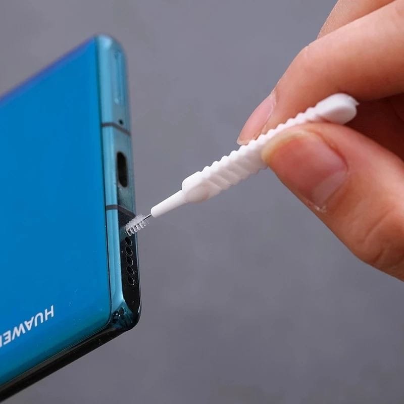 E-papieros z włożoną do portu ładowania USB-C małą, silikonową zatyczką, chroniącą przed kurzem i wilgocią.